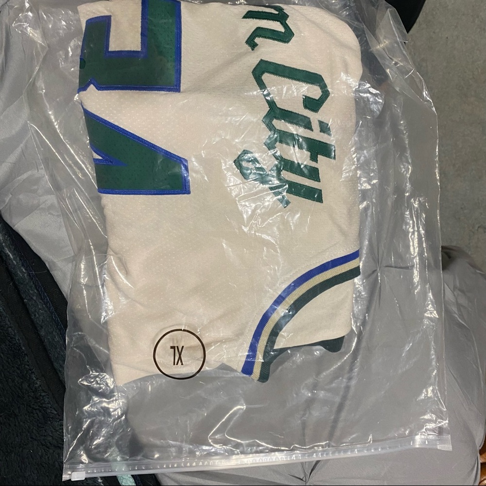 NWT Cream City Milwaukee Bucks Jersey w/ Harley-Davidson & Nike Logos - Picture 11 of 11